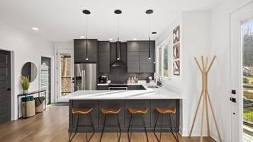 Jääkaappi, mikroaaltouuni, uuni, liesi