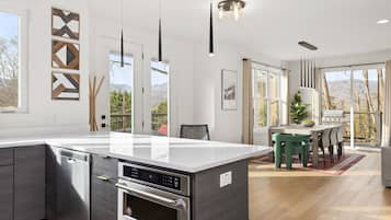 Jääkaappi, mikroaaltouuni, uuni, liesi