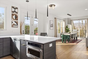 Een koelkast, een microgolfoven, een oven, een kookplaat