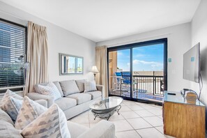 Apartamento, varias camas (SunDestin 101) | Zona de estar | Una televisión