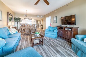 Condo, varias camas (Sterling Shores 818) | Área de sala de estar | Televisión 