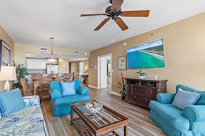Condo, várias camas (Sterling Shores 818) | Área de estar | TV