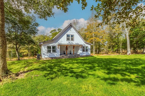 Brand New Fenced, 2-acre wooded retreat 10 minutes from beaches on the MS Coast