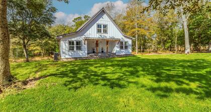 Brand New Fenced, 2-acre wooded retreat 10 minutes from beaches on the MS Coast