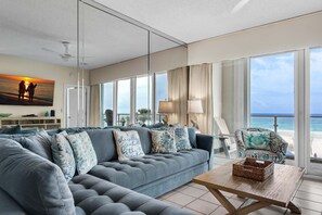 Apartment, Mehrere Betten (Sterling Sands 209) | Wohnbereich | Fernseher