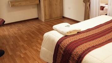 Kamar Triple Comfort, pemandangan kota | Selimut bulu angsa dan dilengkapi dengan perabotan berbeda-beda