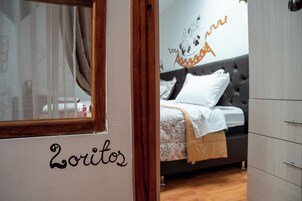 Cubrecamas, muebles diferentes y wifi gratis 