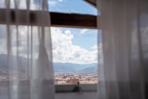 Cubrecamas, muebles diferentes y wifi gratis 