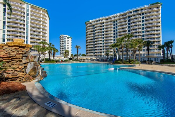 Apartamento, varias camas (St. Lucia 1002) | Piscina | Una piscina al aire libre, una piscina climatizada