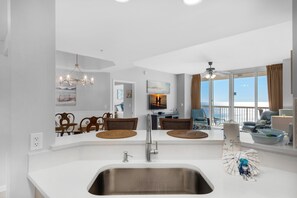 Condo, nhiều giường (Silver Beach Towers 1205 East) | Nội thất