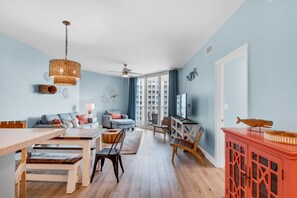 公寓客房, 1 張特大雙人床和 1 張沙發床 (Palms Resort #2811 Jr. 2BR) | 起居區 | 電視