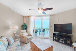 コンドミニアム ベッド (複数台) (Palms Resort #2713 Jr. 2BR) | リビング エリア | テレビ