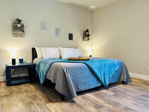 2 makuuhuonetta, työpöytä, silitysrauta/-lauta, vauvan matkasänky