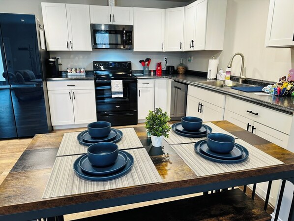 Jääkaappi, mikroaaltouuni, uuni, liesi