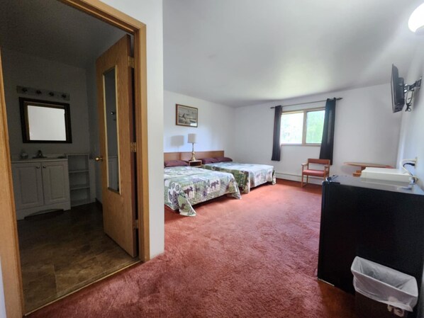 Habitación cuádruple Confort | Cortinas blackout, tabla de planchar con plancha y camas extra 