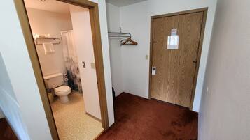 Basic Quadruple Room | Bathroom