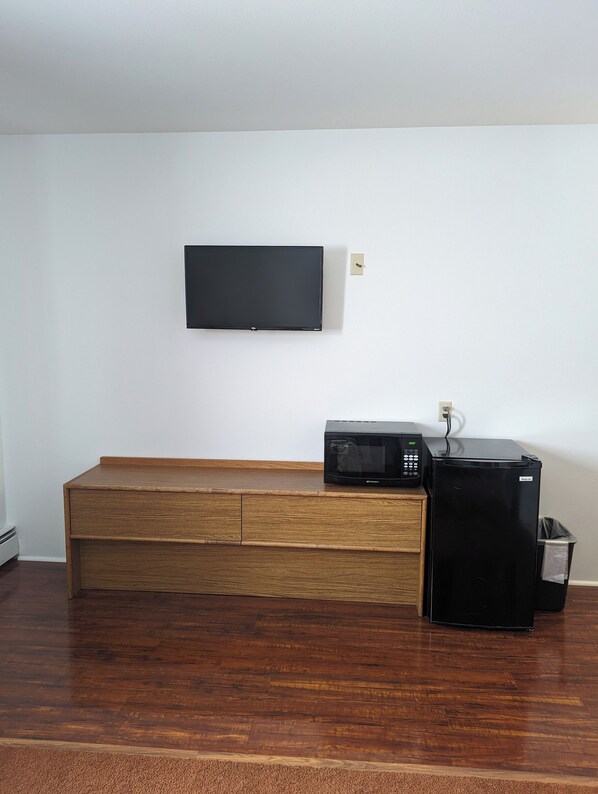 Basic Double Room | Blackout curtains, iron/ironing board, rollaway beds, free WiFi - The Hibernation Station (Sterling)