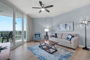 Appartement, meerdere bedden (Palms Resort #2606 Jr. 2BR) | Woonruimte | Een televisie