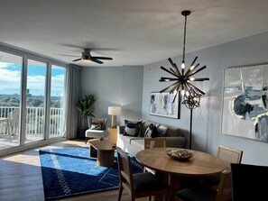 Appartement, meerdere bedden (Palms Resort #2606 Jr. 2BR) | Woonruimte | Een televisie