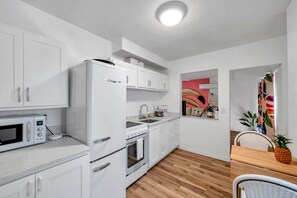 Refrigerador, microondas, horno y parrilla de estufa 