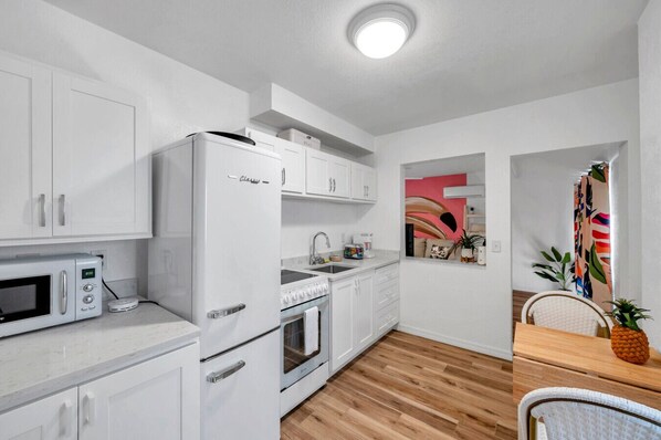 Kühlschrank, Mikrowelle, Ofen, Herdplatte