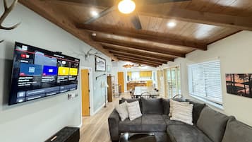 Smart TV, tavolo da calcetto, libri, impianto stereo
