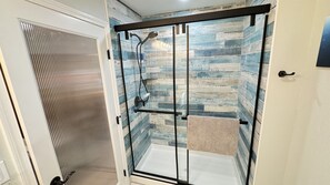 Shower, hair dryer, towels - Breathtaking Lakefront Havin, Remodeled, Hot Tub  - Shasta Lakeshore Retreat #10 (Lakehead)