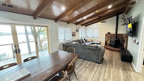 Smart-TV, Tischfußball, Bücher, Stereoanlage