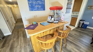 Dining - Walk to Lake/Marina, Game Rm, Hot Tub, 10 Guests  - Shasta Lakeshore Retreat #12 (Lakehead)