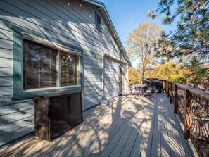Outdoor dining - Walk to Lake/Marina, Game Rm, Hot Tub, 10 Guests  - Shasta Lakeshore Retreat #12 (Lakehead)