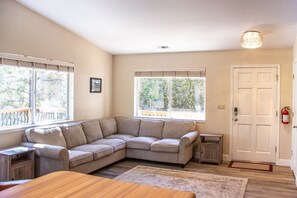 Fernseher, DVD-Player, Tischfußball, Tischtennisplatte