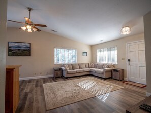 Fernseher, DVD-Player, Tischfußball, Tischtennisplatte