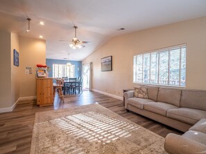 Televisión, reproductor de DVD, futbolito y tenis de mesa 