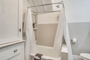 Bright, tidy bathroom with tub-shower combo and built-in storage - Travel Nurse Landing in Delano! W&D In Unit (Wichita)