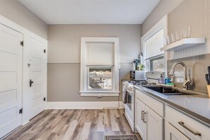 Jääkaappi, mikroaaltouuni, uuni, liesi