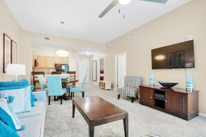 Apartamento, 1 cama de matrimonio grande con sofá cama (Palms Resort #2108 Jr. 2BR) | Zona de estar | Una televisión