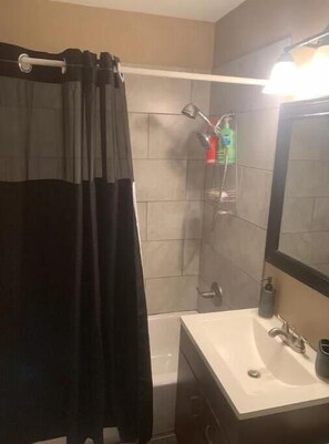Secadora de cabello, toallas, jabón, papel de baño 