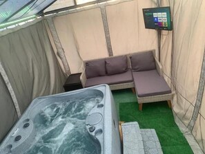 Indoor spa tub