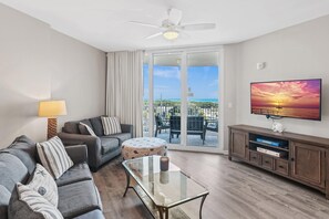 Bloc d'apartaments, 1 llit de matrimoni gran i sofà llit (Palms Resort #1614 Jr. 2BR) | Sala d'estar | Televisor 