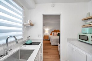 Kühlschrank, Mikrowelle, Herdplatte, Wasserkocher mit Kaffee-/Teezubehör