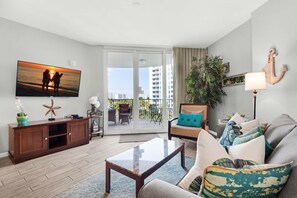 Appartement, 1 kingsize bed met slaapbank (Palms Resort #1505 Jr 2BR) | Woonruimte | Televisie