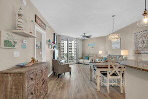 Condo, várias camas (Palms Resort #1503 Jr. 2BR) | Área de estar | TV
