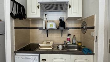 Een microgolfoven, een oven, een kookplaat, een vaatwasser