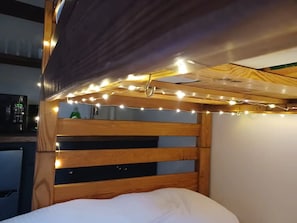 1 bedroom, WiFi, bed sheets - The Tiny House Experience, at that Treasure House .. 2 bed loft & 1 bath (Smyrna)