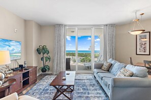 Condo, Plusieurs lits (Palms Resort #11002 Full 2 Bedroom) | Aire de séjour | Téléviseur
