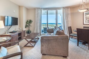 คอนโด, หลายเตียง (Palms Resort #11002 Full 2 Bedroom) | บริเวณนั่งเล่น | ทีวี