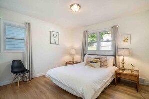 2 soverom, skrivebord, reiseseng for barn og wi-fi (inkludert)