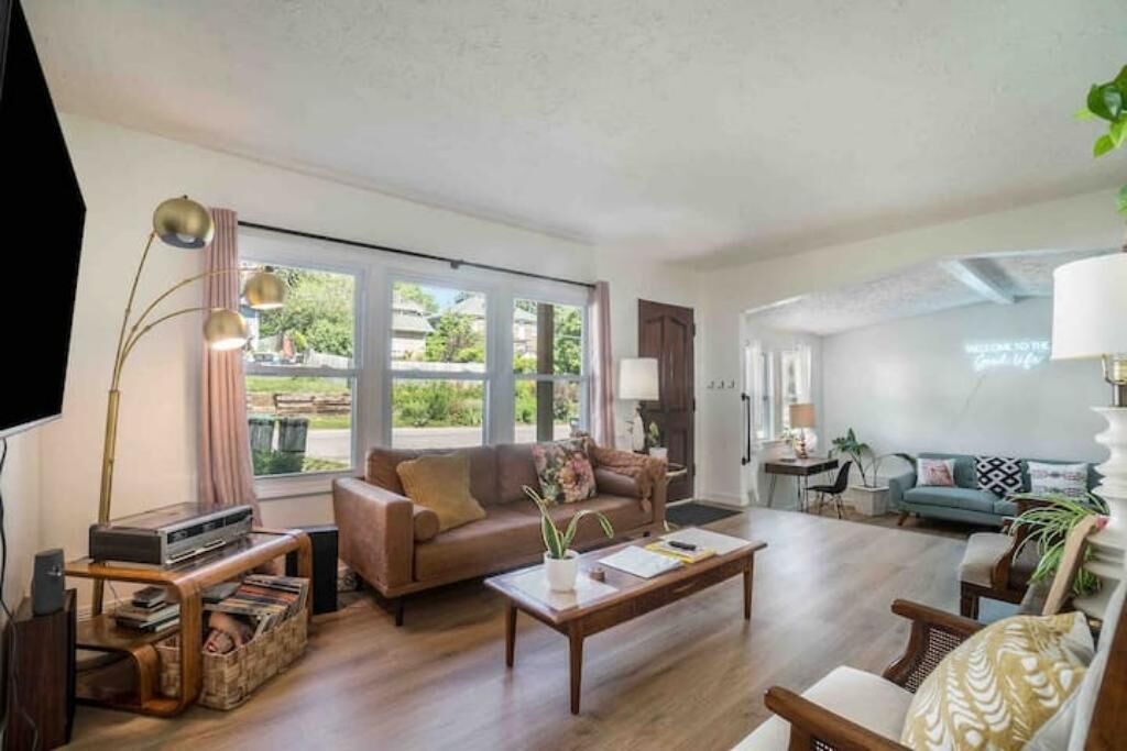 Smart-TV, Bücher, Stereoanlage