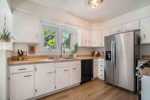 Kjøleskap, mikrobølgeovn, ovn og kokeplater