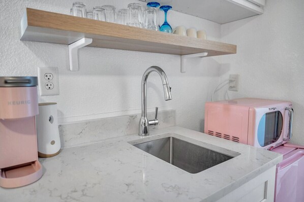 Jääkaappi, mikroaaltouuni, kahvin-/teenkeitin, leivänpaahdin